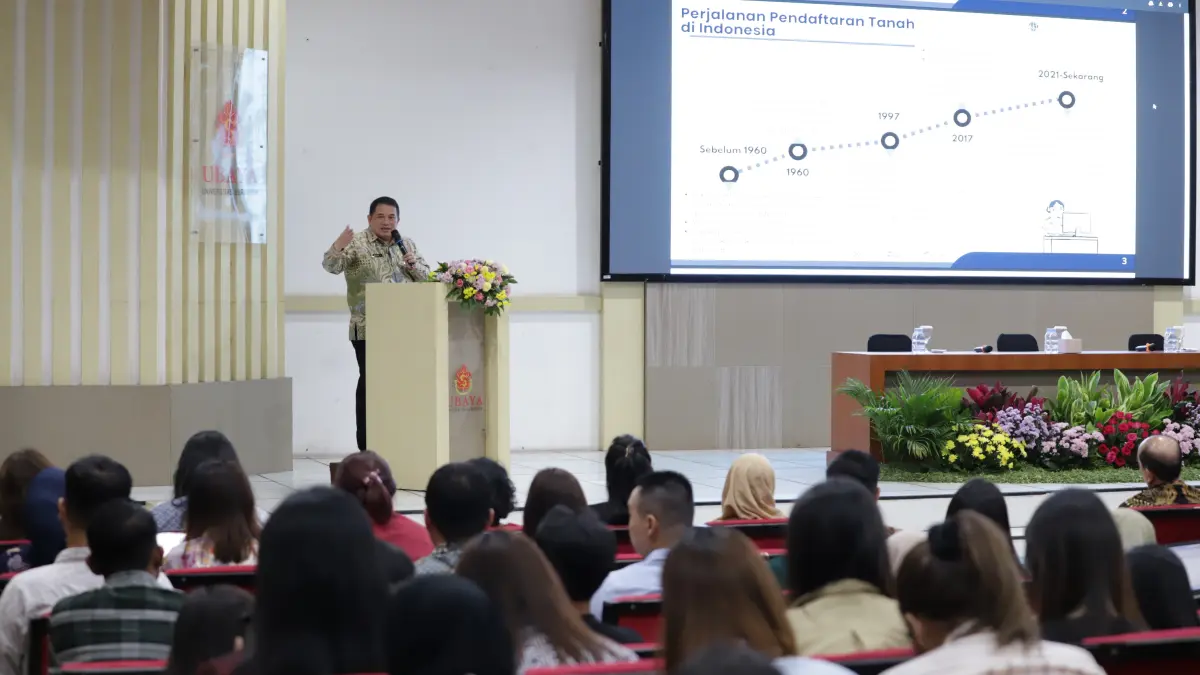 Kakanwil BPN Jatim Asep Heri tegaskan pentingnya digitalisasi sertifikat tanah saat kuliah umum di Ubaya demi kepastian hukum pertanahan. (BPN)