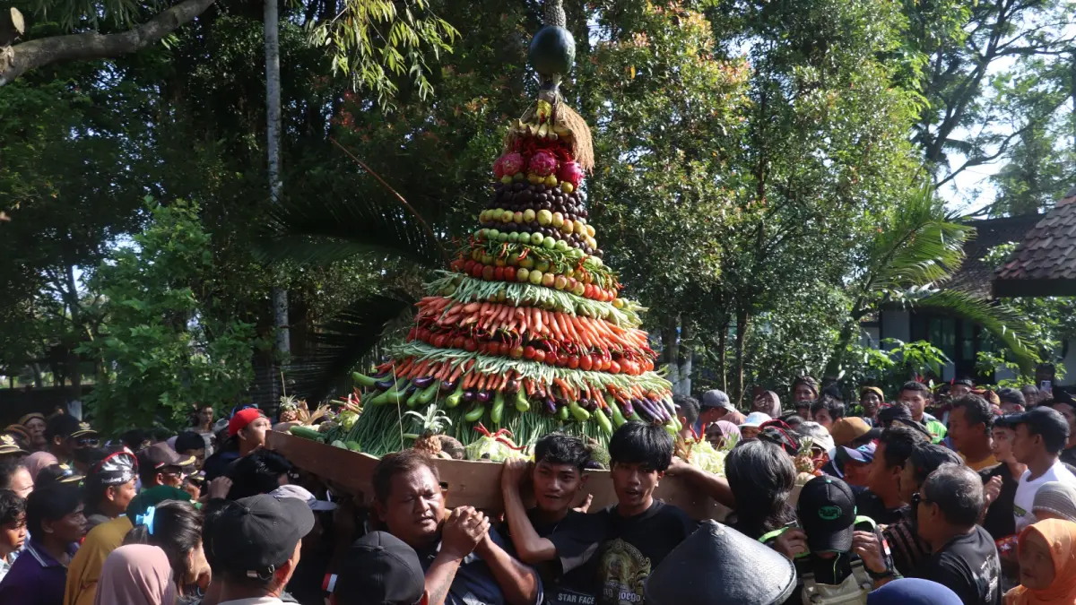 Masyarakat di wilayah Kecamatan Kesamben terus melestarikan tradisi Kirab Pusaka Eyang Djoego.