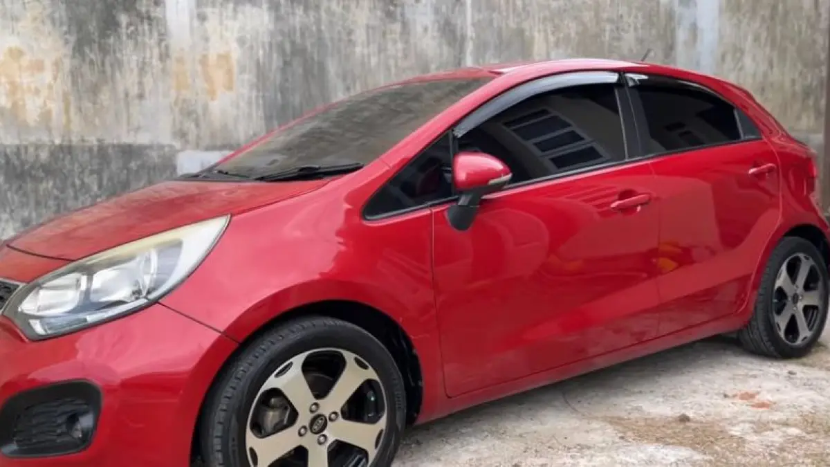 Penasaran kenapa Kia Rio generasi ketiga kurang laris? Cek kelebihan, kelemahan, dan alasan kenapa mobil ini jadi pilihan menarik untuk pemburu mobil bekas. (screenshot youtube)
