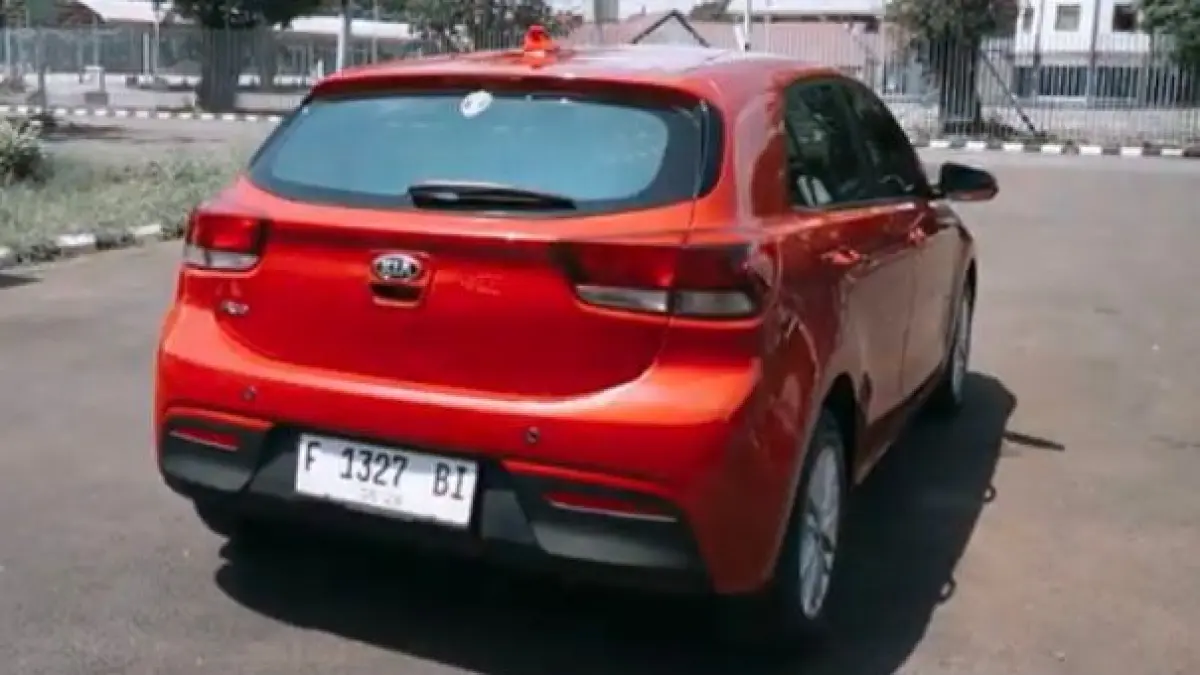 Pikir-pikir lagi sebelum beli mobil bekas murah! Simak rincian biaya perawatan rutin dan pajak tahunan Kia Rio 2013 agar tidak terjebak di kemudian hari. (screenshot youtube)