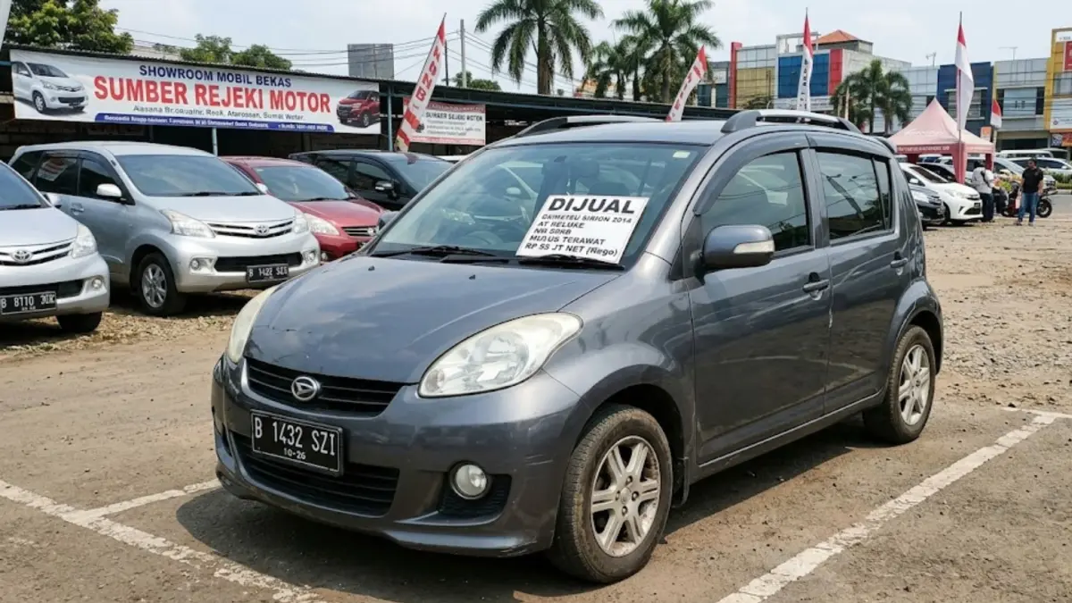 Review Daihatsu Sirion bekas kelebihan dan kekurangan, city car irit, praktis, dan cocok untuk penggunaan harian. (GEMINI AI)