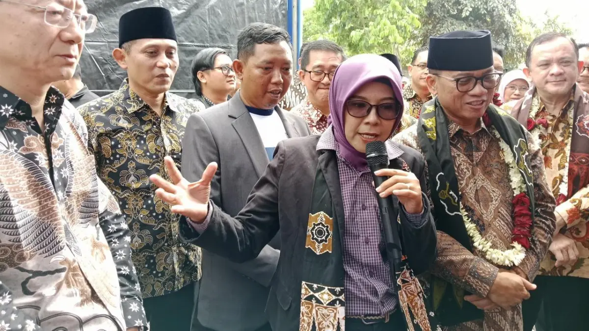 INSPIRATIF: Direktur CV Aswindra Desa Nusantara sekaligus Founder PT Mahita Niska Nusantara, Dwi Pujiasih mendampingi Mendes PDT, Yandri Susanto dalam Lepas Perdana Ekspor Kendang Djembe beberapa waktu lalu.