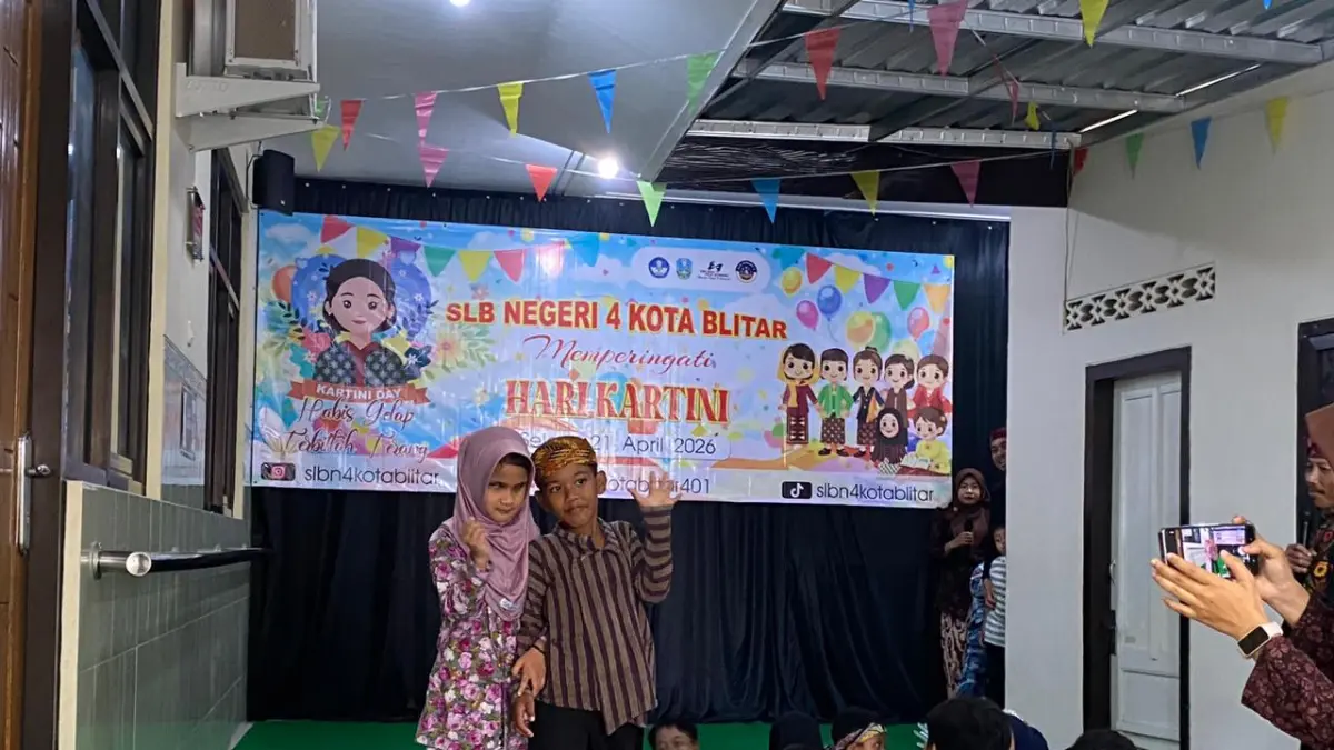 PENUH PERCAYA DIRI: Siswa SLB Negeri 4 Kota Blitar melenggang dalam balutan busana tradisional saat peragaan busana peringatan Hari Kartini, kemarin (21/4). 