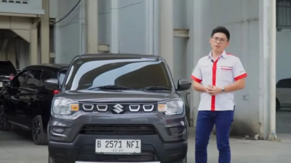 Pilih Suzuki S-Presso atau Toyota Agya? Simak perbandingan fitur, efisiensi BBM, dan biaya perawatan untuk menentukan mobil pertama yang paling worth it. (screenshot youtube)