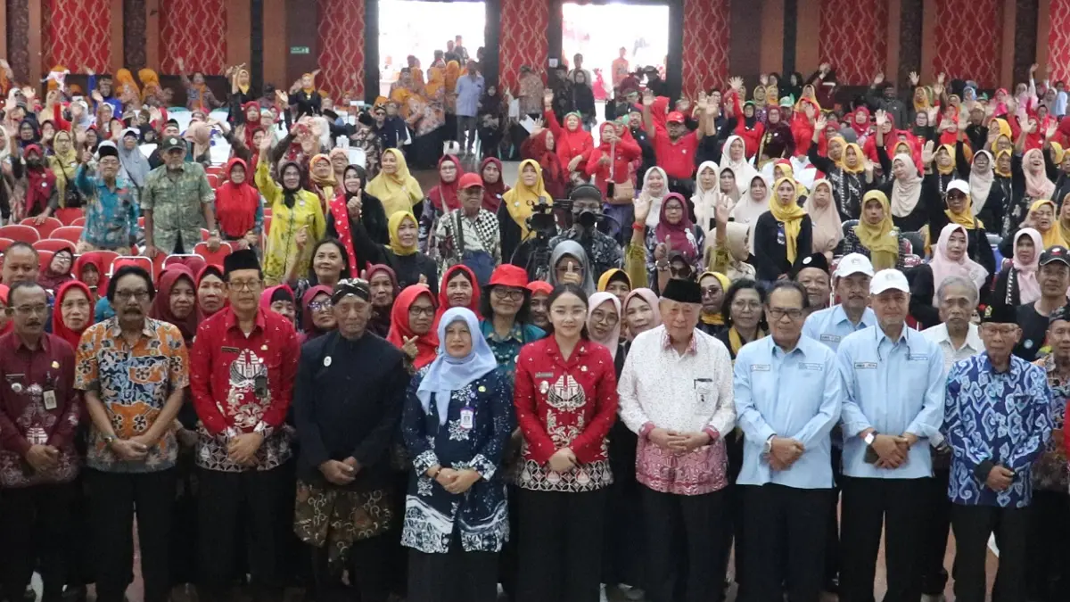Gebyar Seni dan UMKM Karangwerdha se-Jatim digelar di Gedung Kesenian Aryo Blitar. Acara meriah bertema “Merawat Lansia, Merawat Bangsa”.(SYAIFULLAH/RADAR BLITAR)