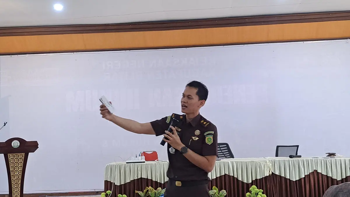 Kasi Pemulihan Aset dan Pengelolaan Barang Bukti Kejari Kabupaten Blitar, Dio Sumantri saat menunjukkan ponsel yang dilelang, Kamis (23/4).