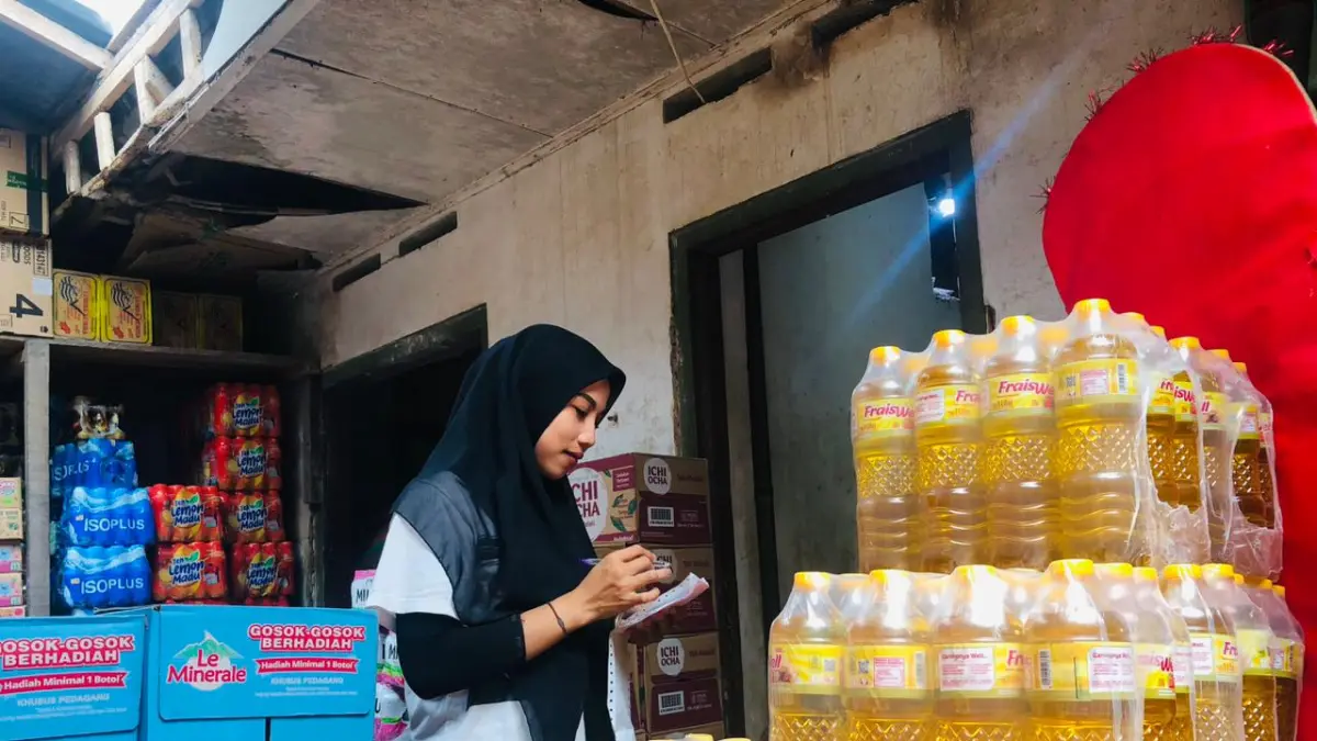 KAWENTARAN - Dampak inflasi tampaknya mulai dirasakan oleh masyarakat, khususnya di Kota Blitar dan sekitarnya. Salah satu buktinya, kenaikan harga minyak goreng yang terjadi sejak awal April lalu.