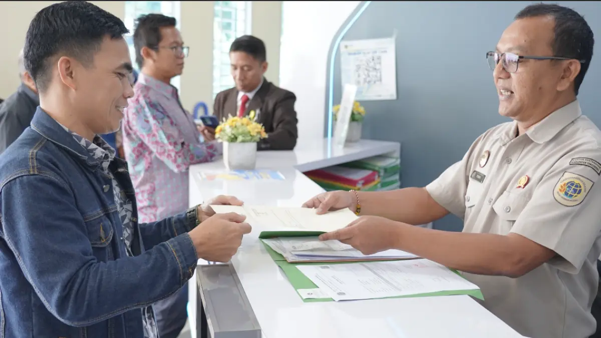 Mau balik nama sertipikat tanah dari orang tua ke anak? Cek syarat lengkap, prosedur hibah vs waris, dan rincian biaya resminya di sini. Mudah & transparan!