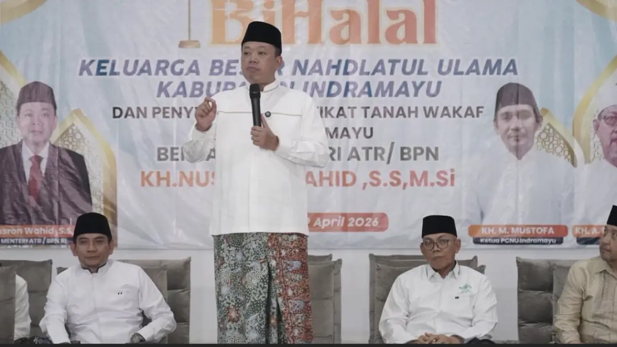 Menteri Nusron Wahid serahkan Sertipikat Tanah Wakaf ke PCNU Indramayu. Pastikan aset umat aman dari sengketa & dorong NU tebar manfaat bagi masyarakat.