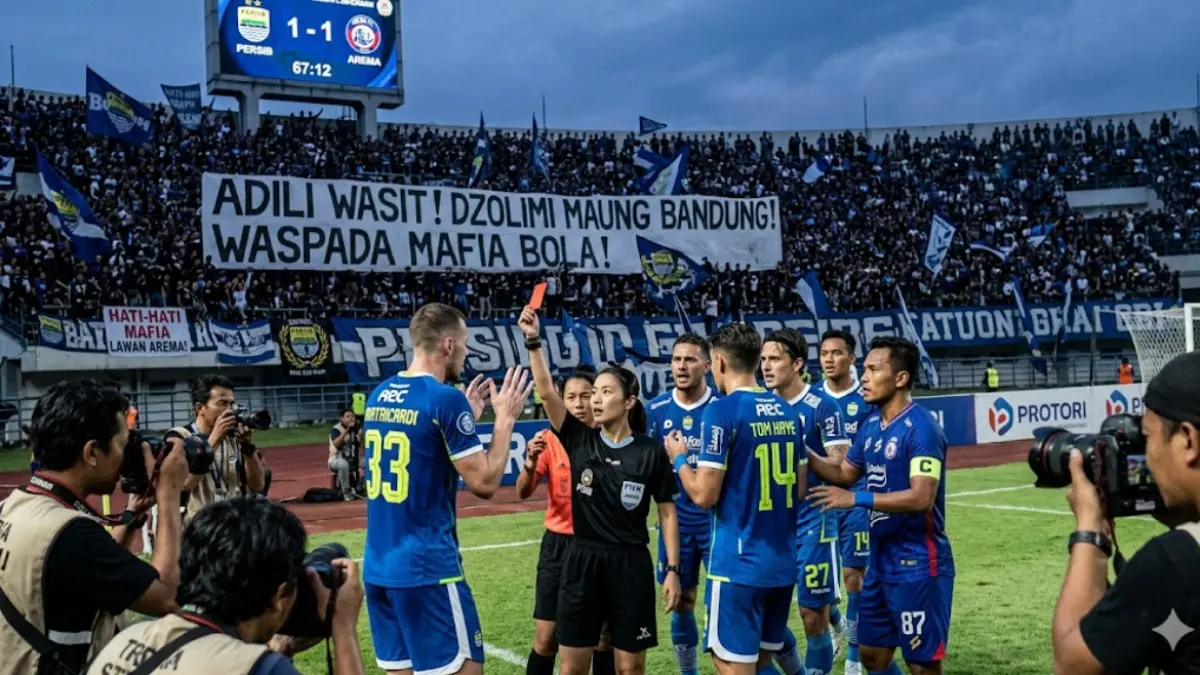 Geger! Aroma mafia hantui laga Persib vs Arema. Umuh Muchtar desak wasit asing & Satgas Mafia Bola turun tangan. Kawal terus Maung Bandung menuju juara!
Gemini Ai 
