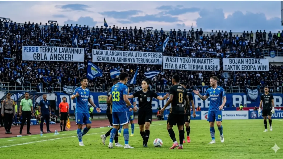 Geger! Laga Dewa United vs Persib resmi diulang akibat skandal wasit Yoko. FIFA & AFC turun tangan, Bobotoh syok! Cek fakta lengkapnya di sini.