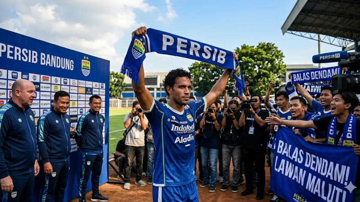 Jowi Plupesi Persib Bandung tiba! Bawa misi balas dendam lawan Malut United. Intip kesiapan sang gelandang anyar dan sambutan meriah Bobotoh. (Gemini AI)