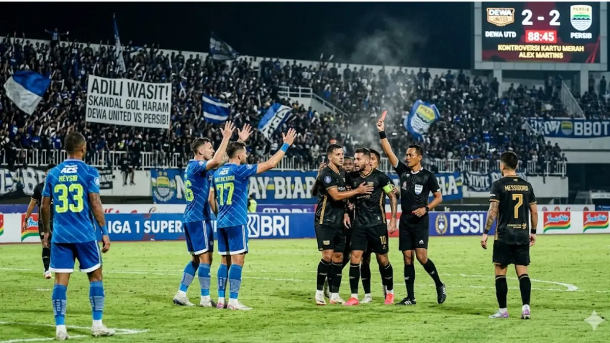 Laga Dewa United vs Persib resmi diulang di akhir musim, wasit Yoko dinonaktifkan! Keputusan drastis FIFA & AFC gemparkan liga, Jackmania nangis kejang.
Gemini Ai