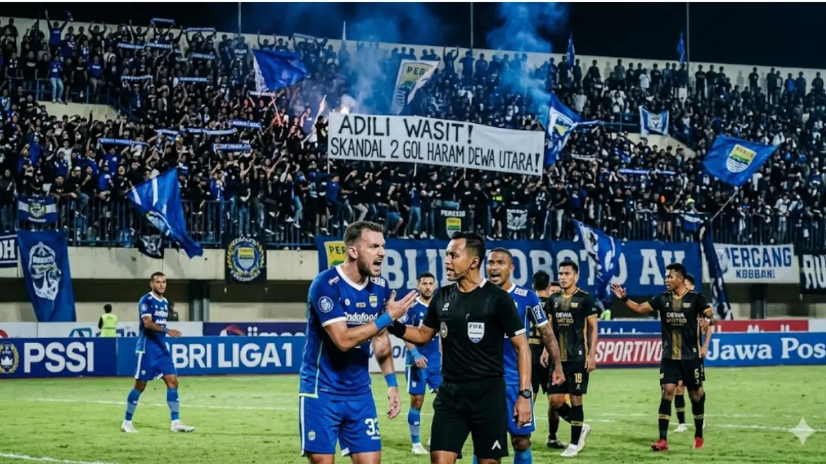 PSSI murka! Skandal dua gol haram Dewa United lawan Persib Bandung picu sanksi berat. Karir wasit di ujung tanduk demi keadilan bagi Bobotoh.