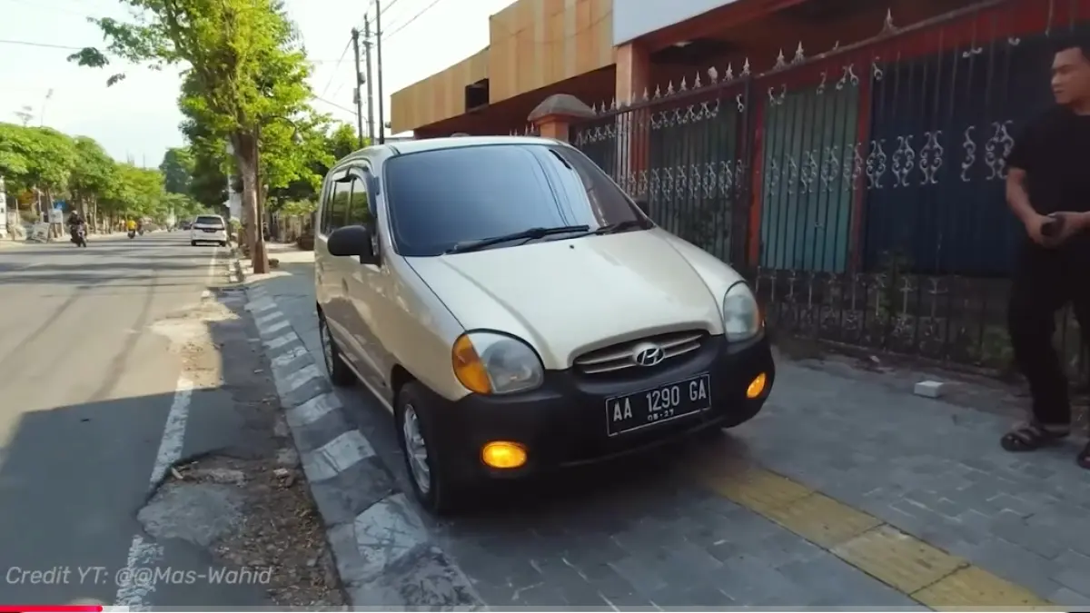 Rekomendasi mobil bekas 40 jutaan terbaik 2026, dari Honda Genio hingga Ford Laser, murah, stylish, dan layak dibeli.(screnshoot youtube)