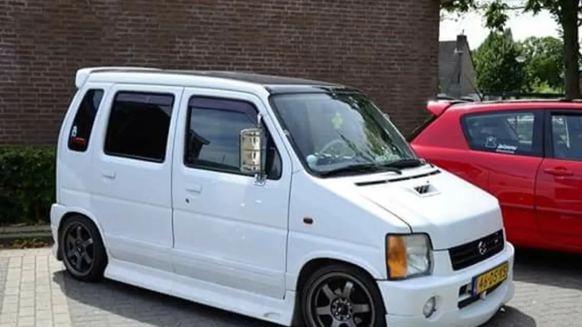 Suzuki Karimun 2026 hadir dengan fitur modern, irit bahan bakar, dan harga terjangkau, cocok jadi mobil kota andalan. (Pinterest)