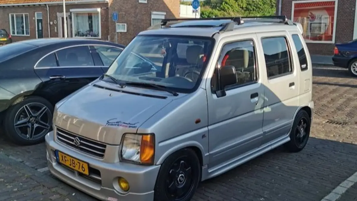 Suzuki Karimun Wagon R 2026 jadi city car incaran, irit BBM, fitur modern, dan cocok untuk mobilitas harian di perkotaan. (Pinterest)