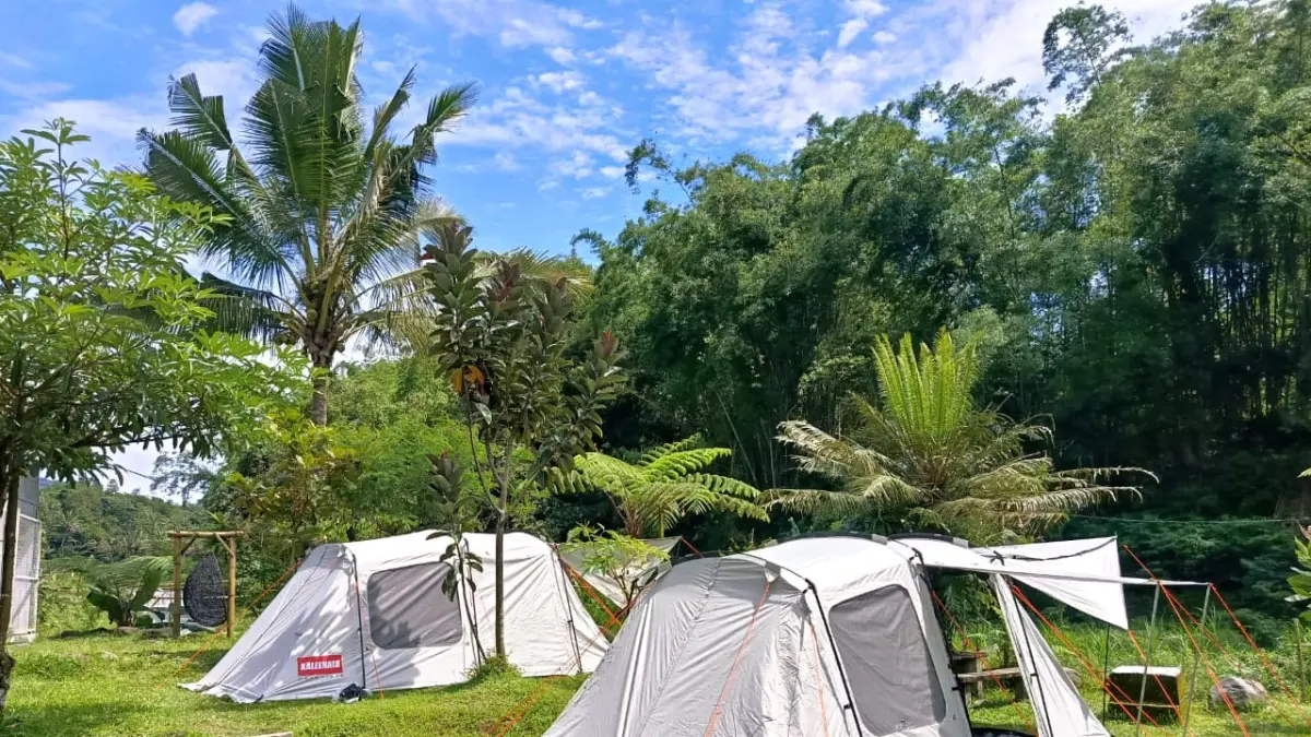 Tren wisata&nbsp;camping privat tak harus mahal. Di kawasan Kalinata yang terletak di Desa Slumbung, Kecamatan Gandusari, Kabupaten Blitar