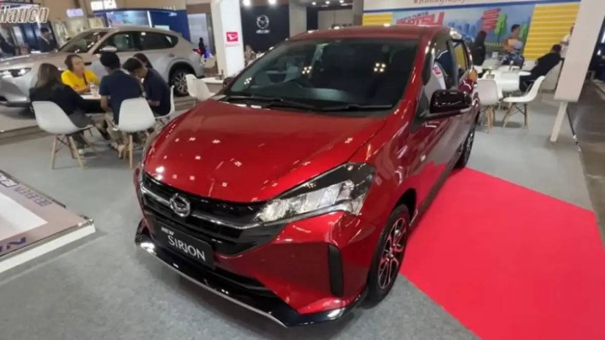 Daihatsu New Sirion 2025 hadir dengan mesin 1.300 cc, fitur canggih, dan bagasi luas. Cek spesifikasi lengkap city car yang bikin berkendara makin nyaman! (screenshot youtube)