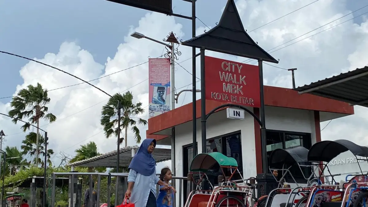 MOCHAMMAD LUKI AZHARI/RADAR BLITAR
WISATA UNGGULAN: Sejumlah pengunjung melintas di kawasan city walk Makam Bung Karno, Kota Blitar, Selasa (21/4). Kenyamanan di jalur pedestrian kini terus ditingkatkan guna menjamin kekhusyukan para peziarah.