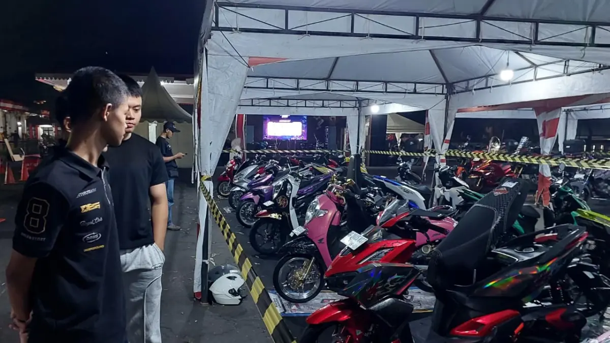 Sejumlah kendaraan modifikasi yang dipajang dalam Event “Laki Code” yang digelar oleh PT Mitra Pinasthika Mulia (MPM Honda Jatim).