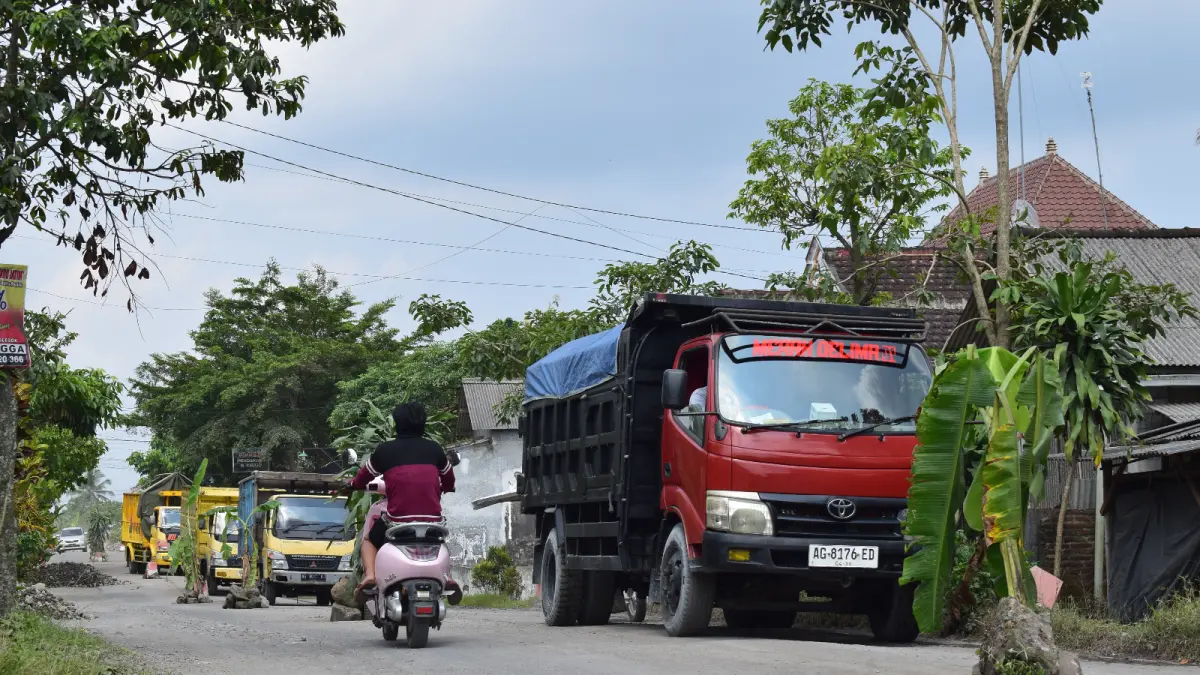 Aksi unik sekaligus sindiran keras dilakukan warga Desa Karangrejo, Kecamatan Garum. Mereka menanam pohon pisang di sepanjang jalan utama desa sebagai bentuk protes atas kerusakan jalan.