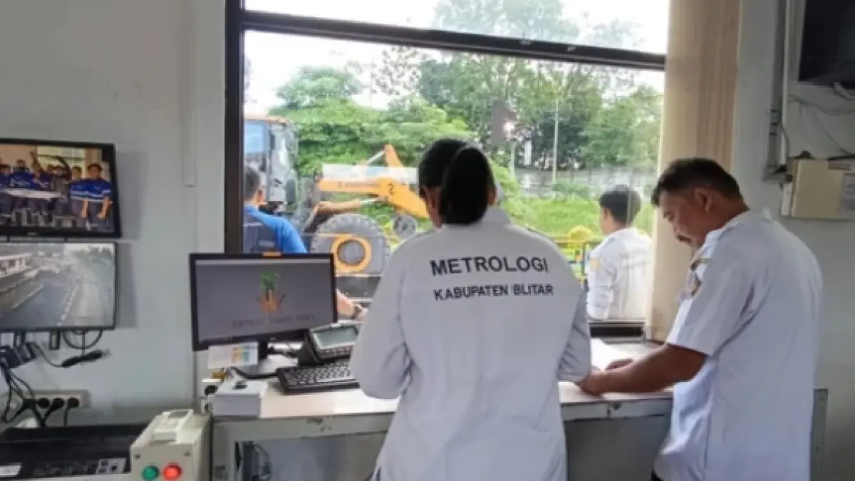DISPERINDAG KABUPATEN BLITAR UNTUK RADAR PENATARAN - DIUJI: Salah satu alat pompa ukur yang sedang di uji tera oleh Disperindag Kabupaten Blitar.