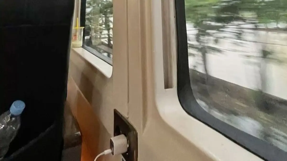 Kereta Singasari upgrade ke stainless steel new generation. Simak pengalaman naik yang disebut mirip kereta premium. (Pinterest)