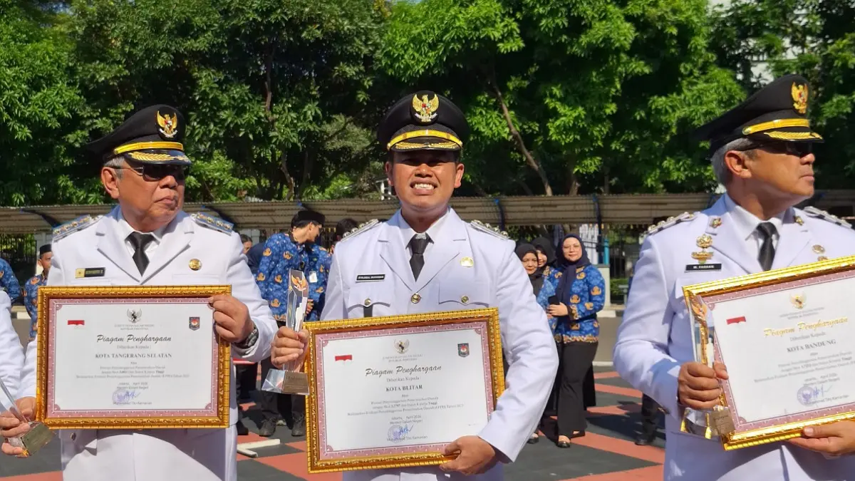 Kota Blitar raih penghargaan kinerja tinggi peringkat 3 nasional dalam HUT Otonomi Daerah dari Kemendagri. Prestasi ini jadi kado untuk masyarakat.(DOK. PEMKOT BLITAR)