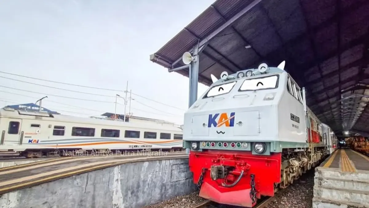 Perdana Bangun Karta stainless steel new generation di Jombang jadi sorotan. Railfans antusias saksikan rangkaian baru. (Pinterest)