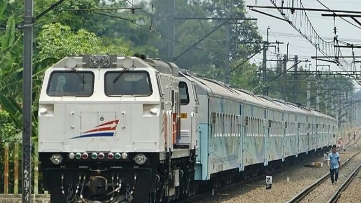 Perjalanan kereta Singasari Jakarta Kediri dari Pasar Senen hingga tiba pagi hari, lengkap dengan suasana dan pengalaman penumpang. (Pinterest)