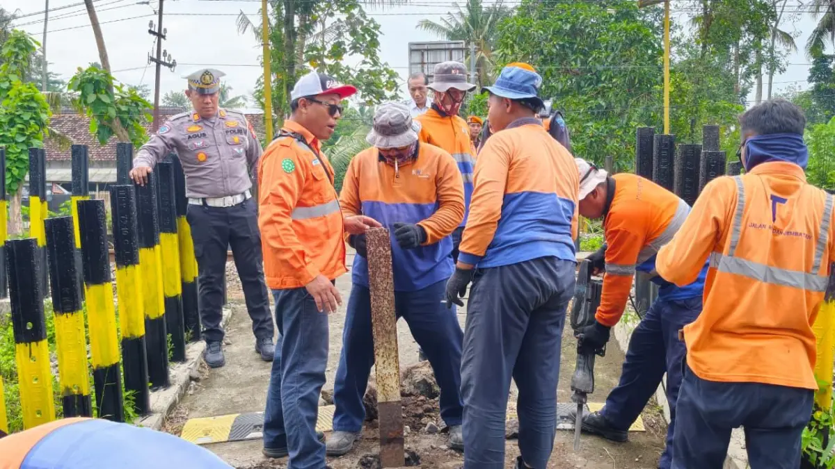 POLSEK SANANKULON UNTUK RADAR PENATARAN - HATI-HATI: Pihak kepolisian ingatkan pengendara untuk jaga kehati-hatian saat melintasi perlintasan tanpa palang.