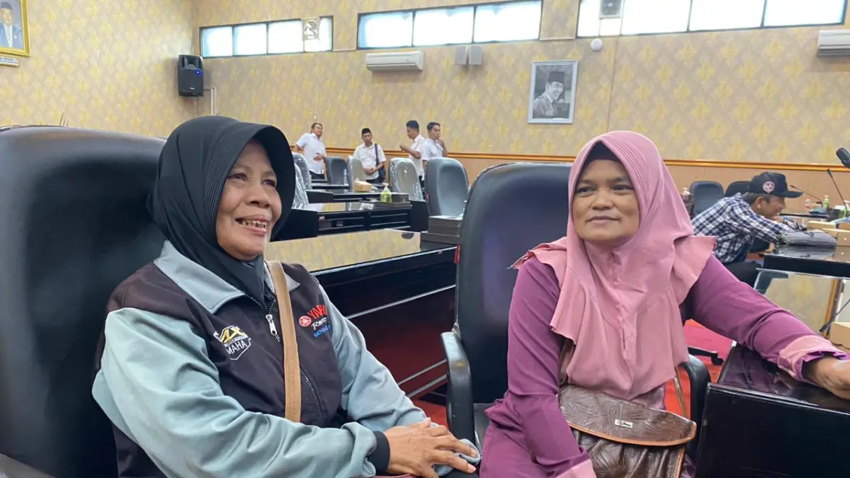 MOCHAMMAD LUKI AZHARI/JAWA POS RADAR BLITAR - MENAGIH HAK: Sujiana (kiri) dan Hariyati (kanan), eks buruh PT Bokor Mas, saat mengadu di DPRD Kota Blitar, kemarin (27/4). Tiga tahun pascapabrik pailit, mereka terpaksa berjualan bumbu dan kerja serabutan demi bertahan hidup sambil menanti pesangon cair.