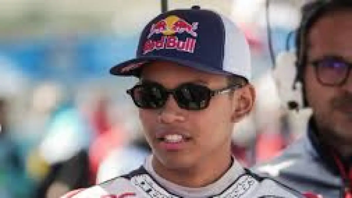 Kiandra Ramadipa juara Red Bull Rookies Cup dari grid 17. Veda Ega Pratama resmi puncaki klasemen Rookie of the Year Moto3. Simak berita lengkapnya!