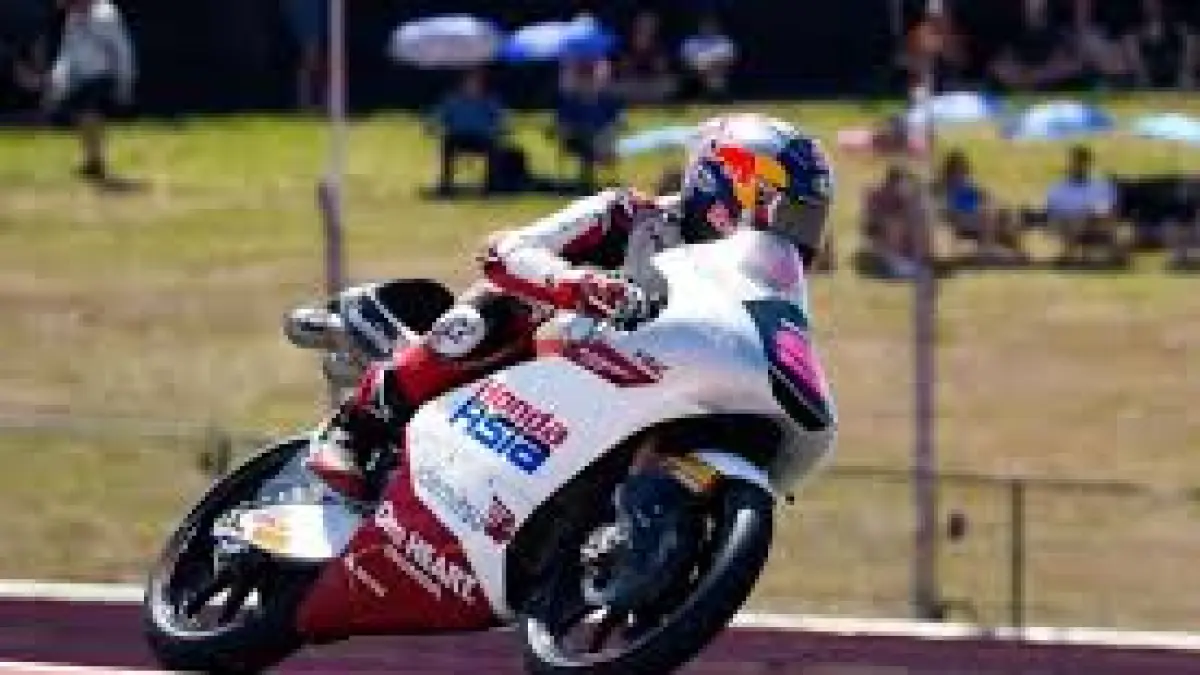 Kisah dramatis Kiandra Ramadipa juara di Jerez dari posisi 17 & Veda Ega Pratama puncaki klasemen Rookie Moto3. Simak narasi lengkapnya di sini!