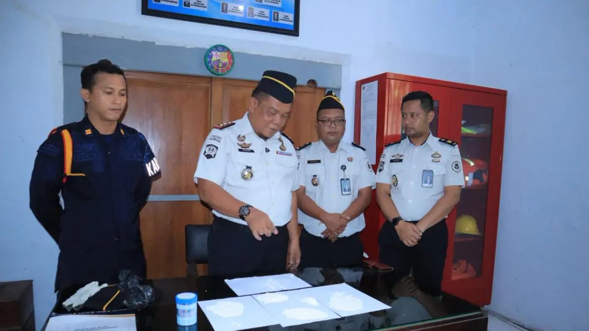 LAPAS KELAS II B Blitar UNTUK RADAR BLITAR
TERBONGKAR: Petugas lapas membuka paket selundupan berisi obat-obatan terlarang, Selasa (28/4/2026).&nbsp;