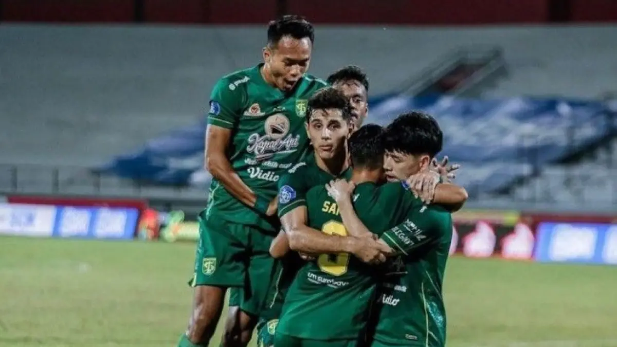 Prediksi line up Persebaya Surabaya vs Arema FC di Derby Jatim. Cek kekuatan Bajol Ijo, rekor pertemuan, dan klasemen BRI Super League 2026. (pinterest)
