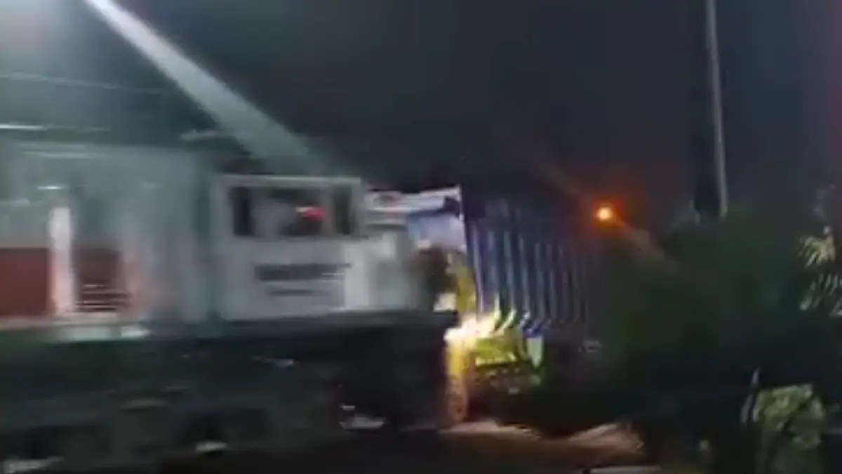 Truk fuso tertemper kereta api di perlintasan Imam Bonjol Sananwetan Kota Blitar, Selasa malam. Video kejadian viral, korban masih didata.(SS FB FADLI)