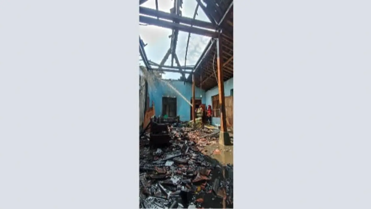DAMKAR KABUPATEN BLITAR UNTUK RADAR PENATARAN - ‎DIPADAMKAN: Tim damkar menjinakkan si jago merah yang melahap bagian ruang tamu rumah warga Desa/Kecamatan Ponggok, kemarin.