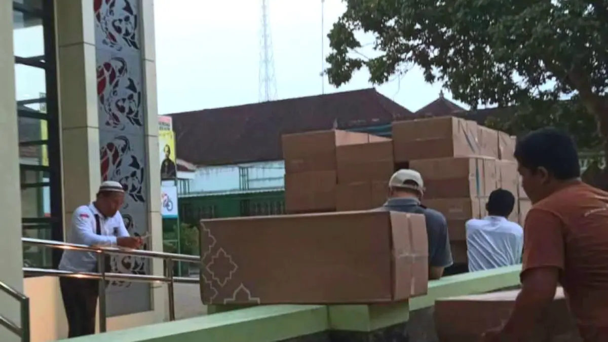 MOCHAMMAD LUKI AZHARI/RADAR BLITAR - PELAYANAN: Sebanyak 35 CJH Kota Blitar masih menunggu distribusi koper jelang keberangkatan pada 18 Mei mendatang.