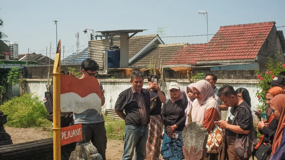 Belum lama ini, Komunitas Gang-gangan berkunjung sekaligus mendalami sejarah di rumah yang akrab dikenal dengan Pesanggrahan Djojodigdan 