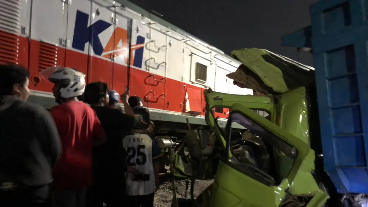 KA Dhoho Tabrak Truk Pasir Mogok di Perlintasan
Terobos Palang Pintu Akan Turun
