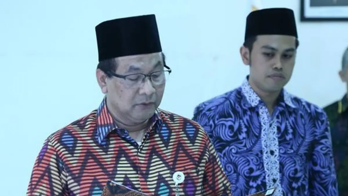 Potret Mas Ibbin (batik ungu) saat menjadi ajudan Sekretaris Jenderal KPU RI periode 2013-2016, Arif Rahman Hakim.(DOK. PRIBADI)
