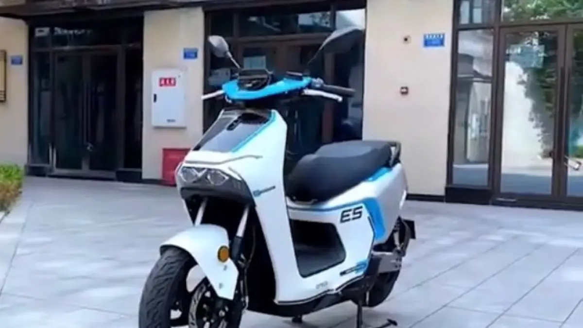 Cek motor listrik Zongshen IS5 terbaru! Jarak tempuh 300 KM, teknologi hibrida SiriF, dan fast charging 40 menit. Solusi transportasi paling irit 2026! (screenshot youtube)