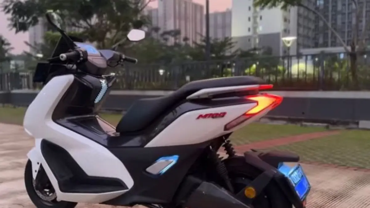 Cek rekomendasi 5 motor listrik premium terbaik 2026! Jarak tempuh hingga 150 KM, fitur ABS, & desain futuristik mulai 10 jutaan. Pilih di sini!(screenshot youtube)