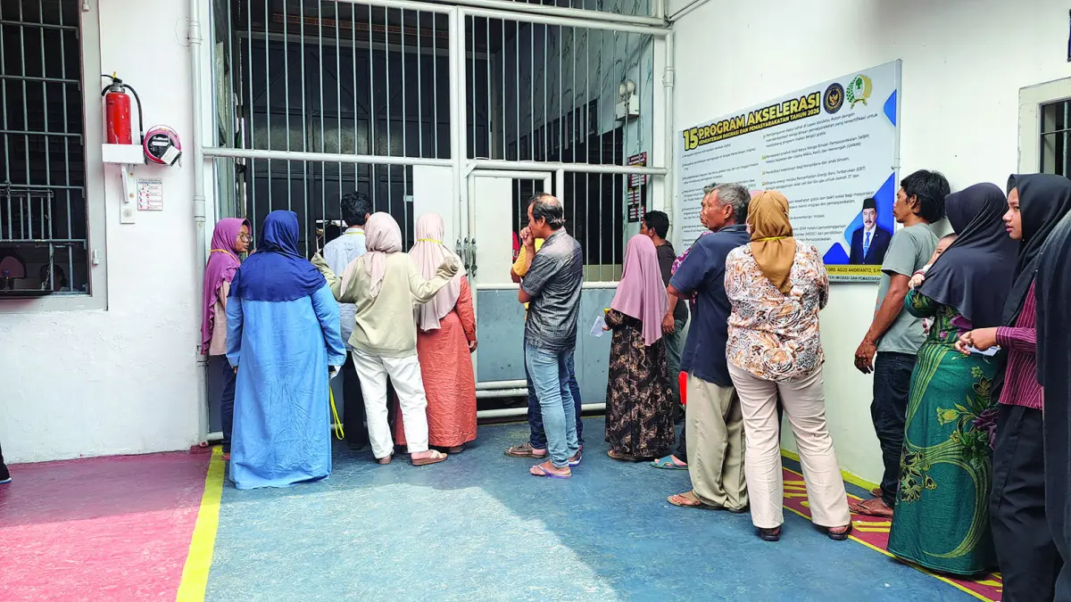KETAT: Pengunjung keluarga napi menunggu giliran masuk ke Lapas Blitar, Selasa (28/4/2026). 
