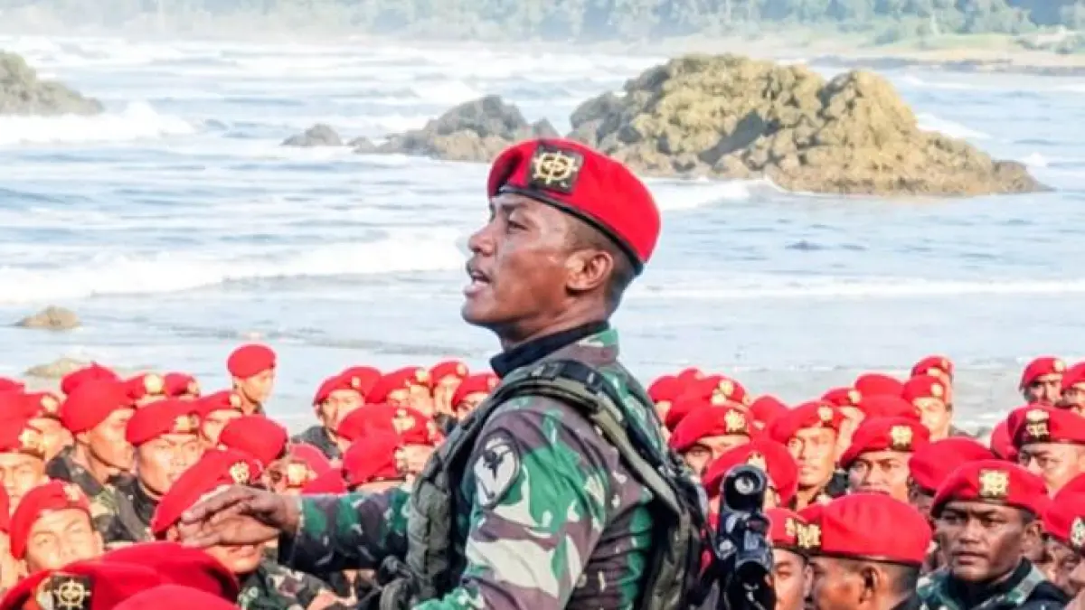 PUTRA BLITAR: Letda M. Bintang Revolusi memimpin Yel-Yel Pembaretan Kopassus 2026. 