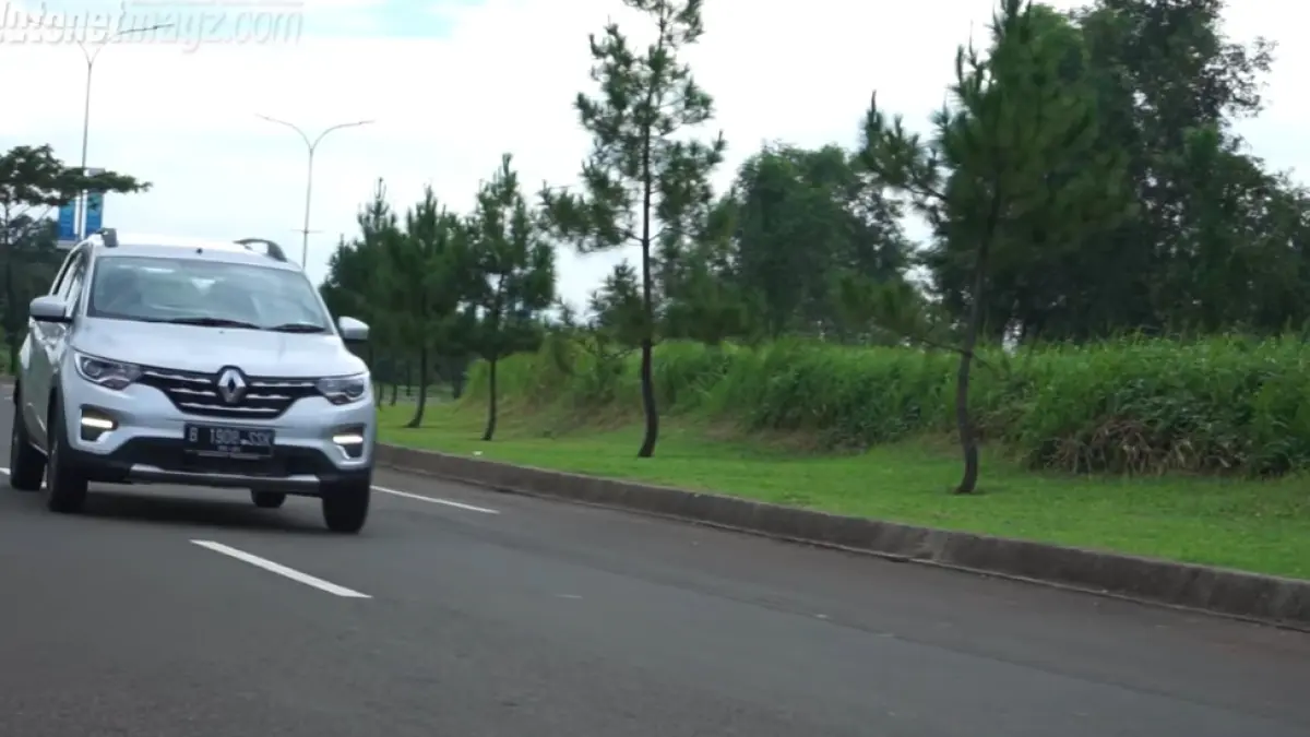 Renault Triber bekas menawarkan kabin lega, fitur lengkap, dan stabil di tol. Masih layak dibeli untuk keluarga?(screenshot youtube)