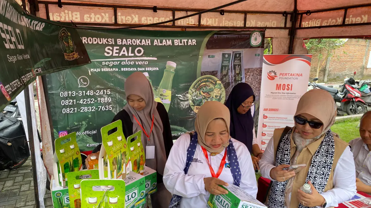 Rumah BUMN meninjau stan pameran UMKM. 