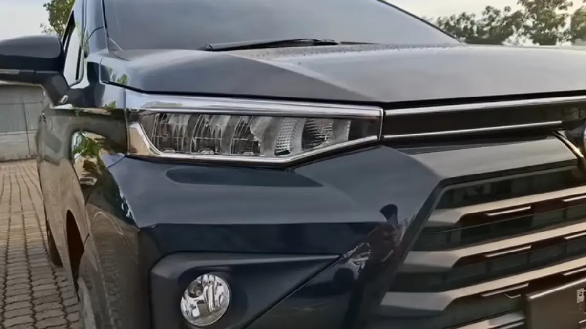 Toyota Avanza 1.5 G Manual 2026 hadir dengan harga Rp294 jutaan, fitur full LED, interior modern, dan mesin irit untuk keluarga.(screenshot youtube)